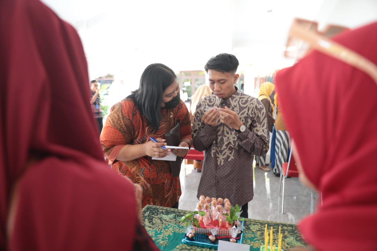 Foto 8 dari 9: Agar Lebih Disukai Anak-anak, Juragan Pecel Kembangkan Inovasi Permen Pecel