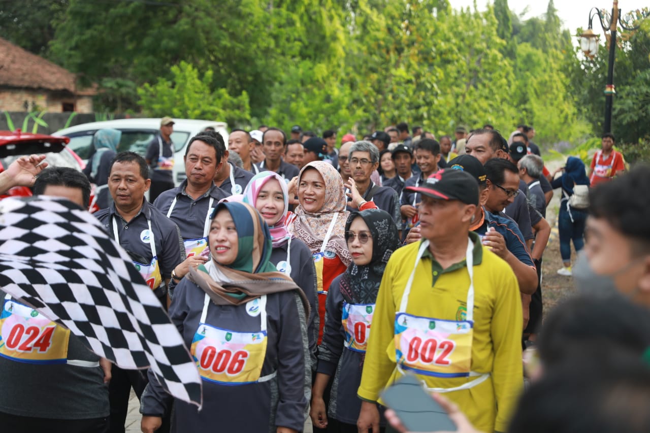 Foto 6 dari 10: Pegawai BUMD Lakukan Tes Kebugaran, Wali Kota Sebut Pelayanan Hanya Bisa Optimal Kalau Pegawai Sehat
