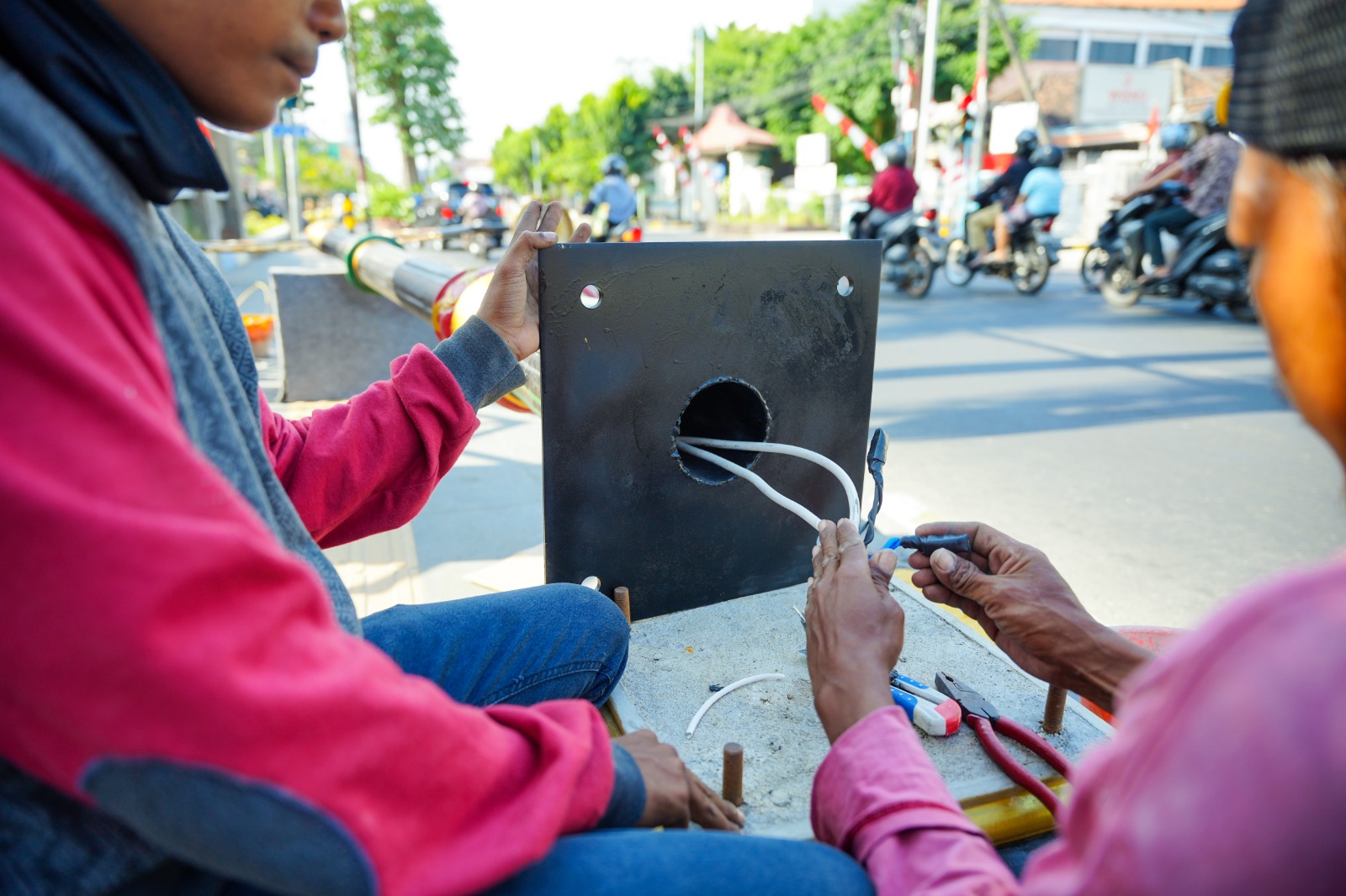 Foto 2 dari 5: Mulai Pasang Tiang dan Lampu Penerangan, Pekerjaan Trotoar Jalan Dr Seotomo Sentuh 95 Persen