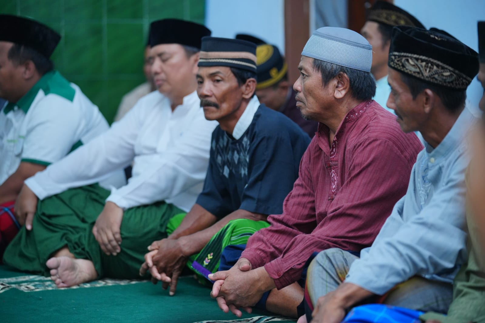 Foto 6 dari 10: Gelar Salat Isya di Masjid Baddal’ul Muttaqin, Wali Kota Sosialisasi Sekaligus Salurkan Bantuan ke Warga