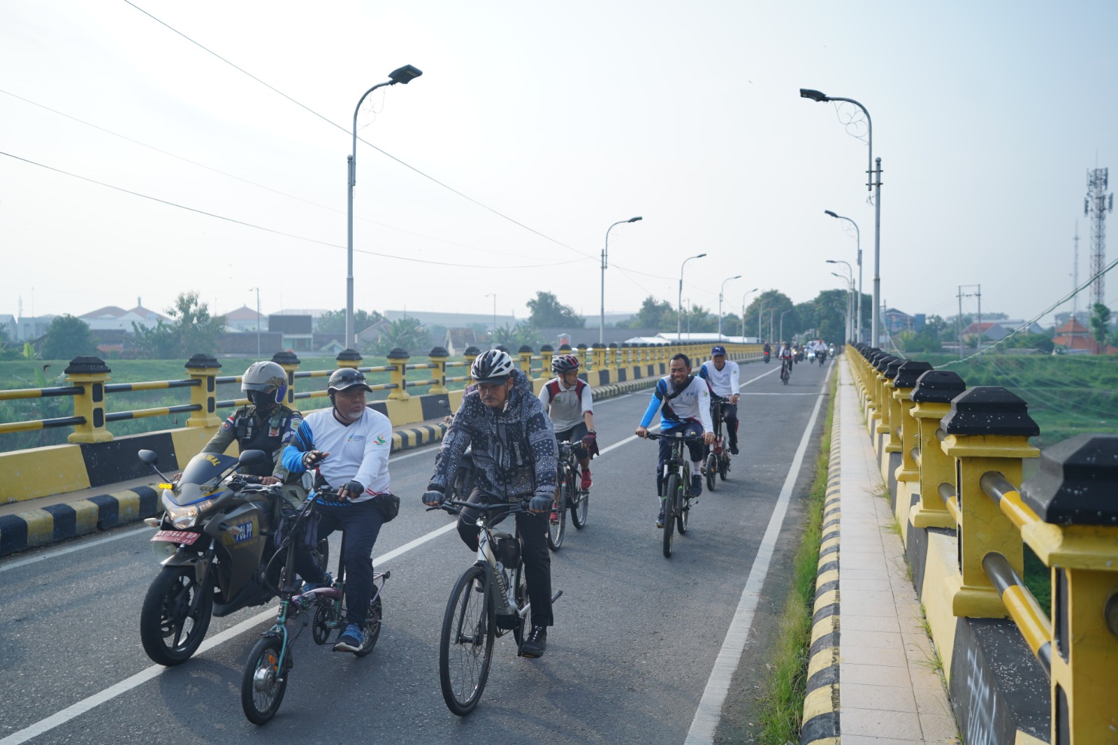 Foto 8 dari 10: Wali Kota Sampaikan Oleh-Oleh dari Luar Negeri Saat Gowes di Tiga Kelurahan