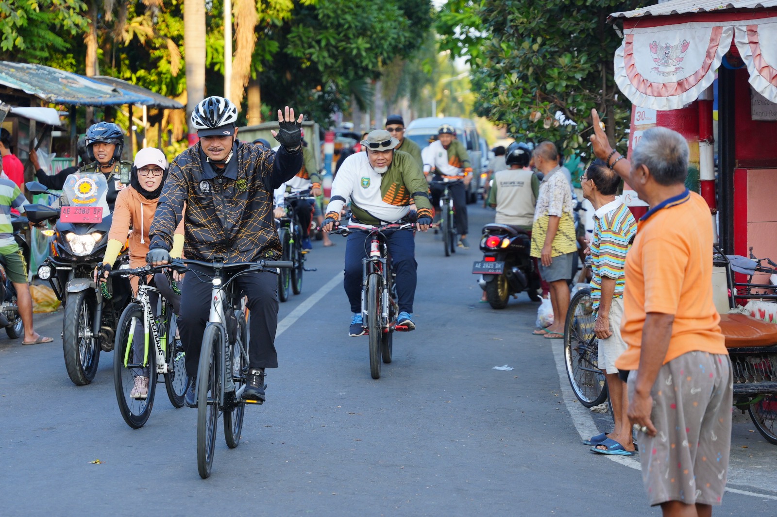Foto utama berita: Gowes Pagi, Wali Kota Sambangi Warga Di Kartoharjo