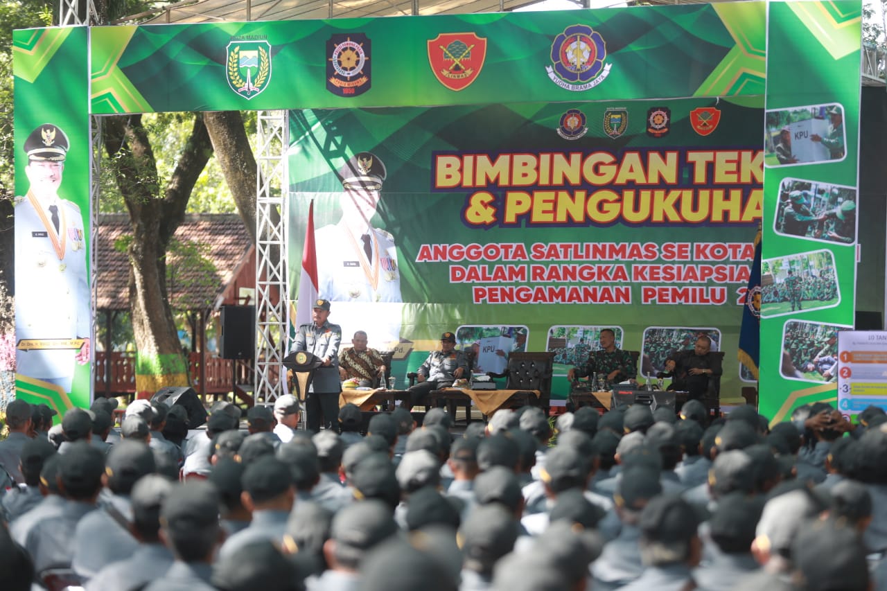 Foto 2 dari 15: Hadiri Bimtek Kesiapsiagaan Pemilu, Wali Kota : Satlinmas Ujung Paling Depan Masyarakat