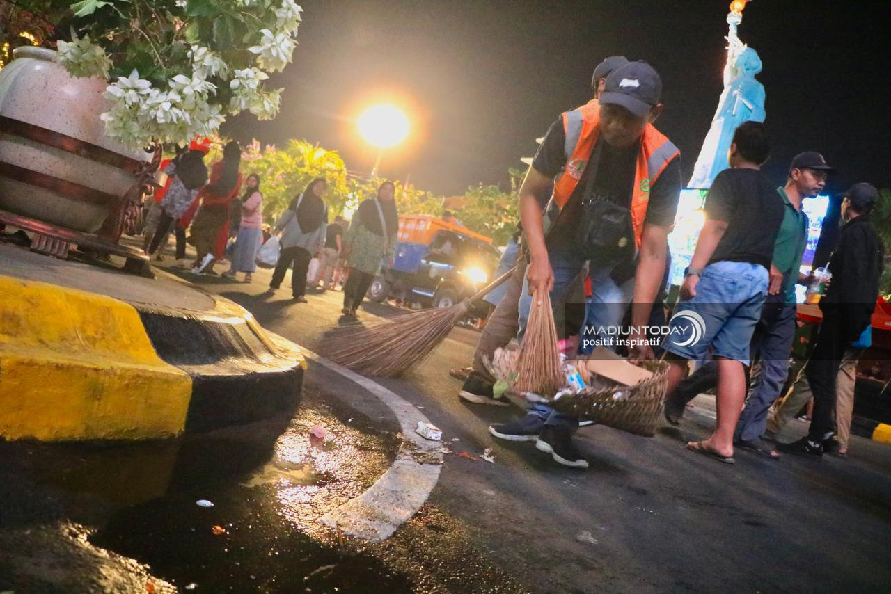 Foto 1 dari 15: Euforia Madiun Menari Berakhir, Petugas Kebersihan Pastikan Jalan Pahlawan Kembali Bersih