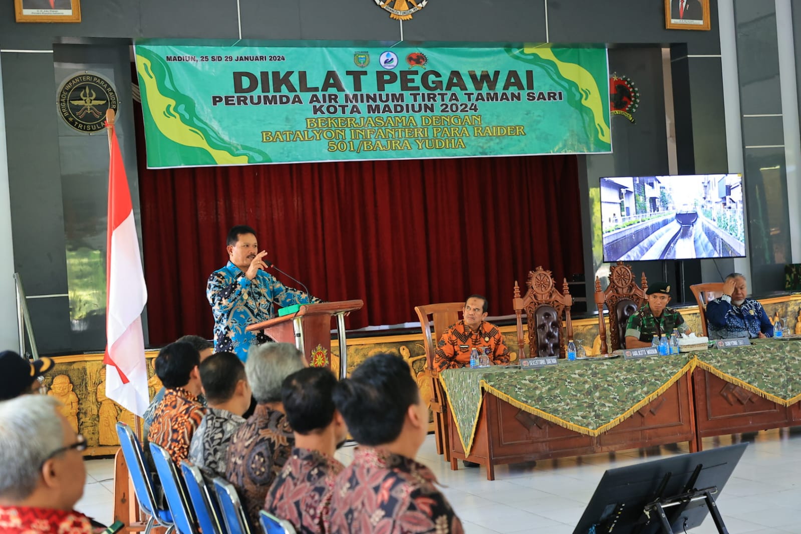 Foto 1 dari 9: Tingkatkan Kedisiplinan, PDAM Gelar Pembinaan Pegawai Bersama Batalyon Infanteri 501