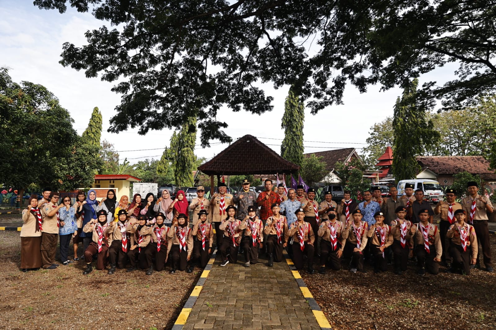 Foto 11 dari 11: Berangkatkan Peserta Lomba Pramuka Tingkat IV, Wali Kota: Pramuka Pribadi yang Tahan Banting