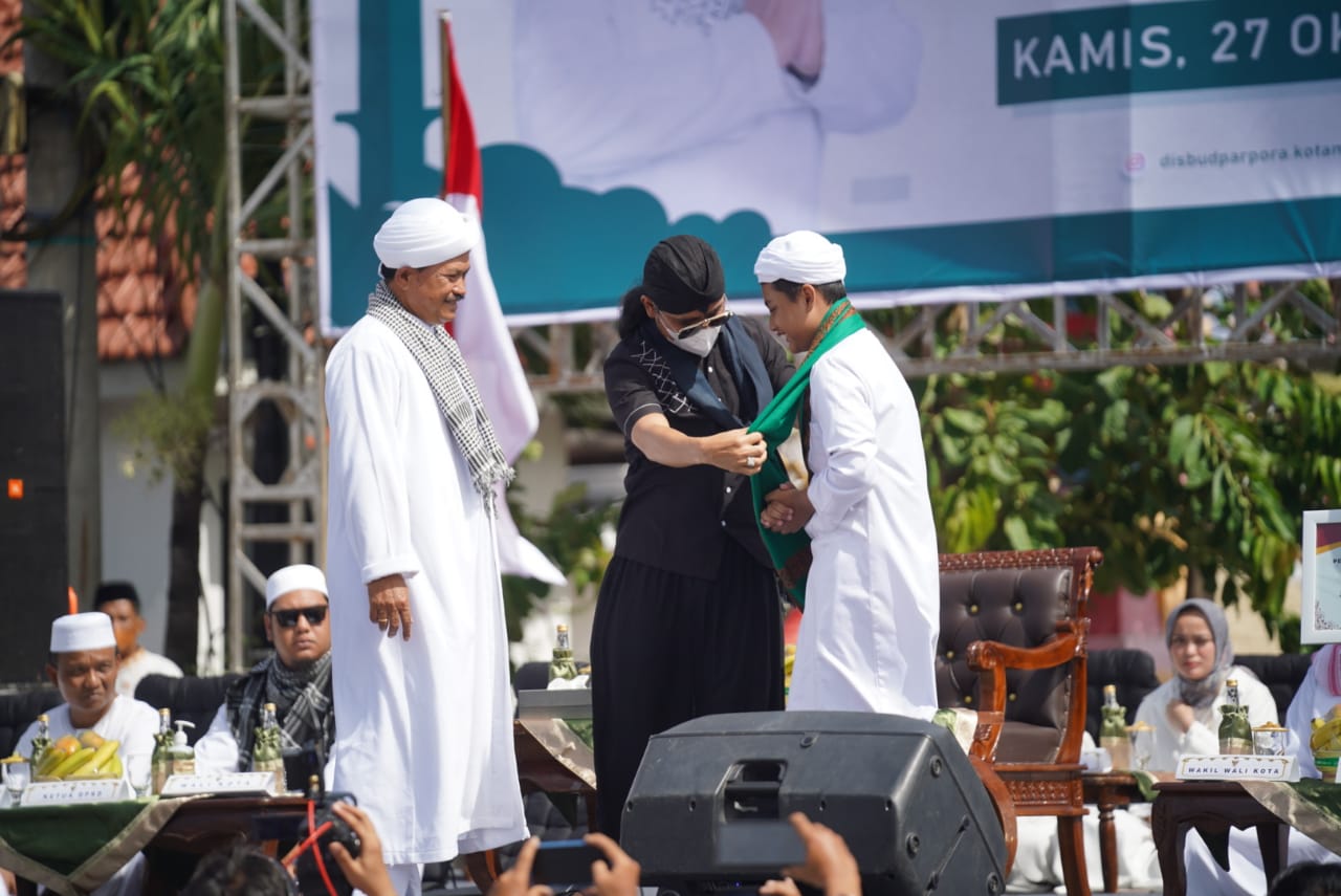 Foto 8 dari 17: Pengajian Akbar Peringatan Hari Santri Berlangsung Meriah, Wali Kota Sampaikan Apresiasi Kepada Jamaah