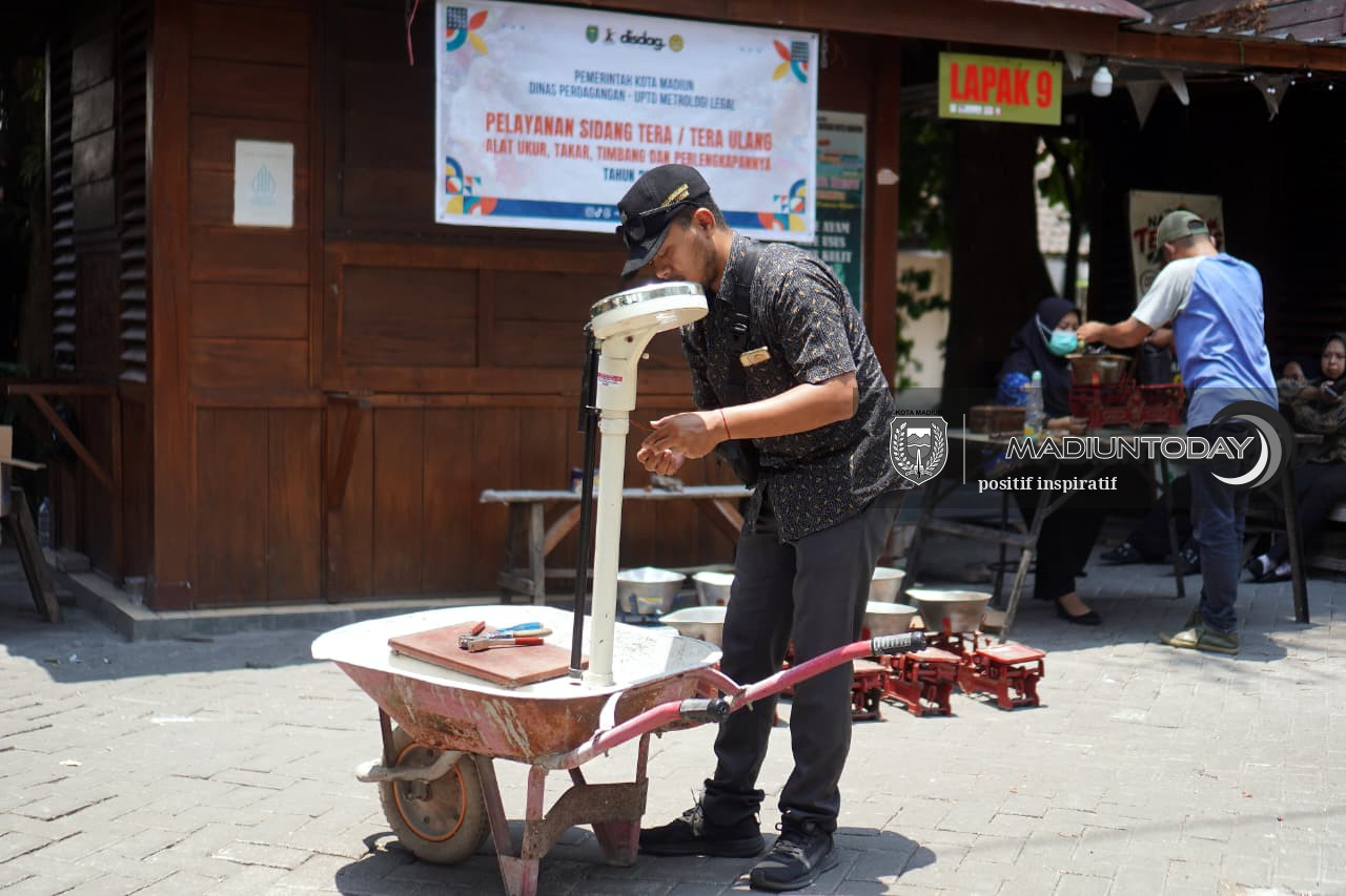 Foto 5 dari 19: Dari Posyandu hingga Pedagang, Layanan Tera Ulang Hadir di Kelurahan Pastikan Timbangan Akurat
