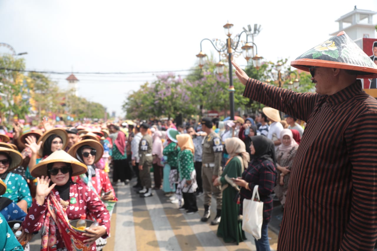 Foto 4 dari 14: Berangkatkan Festival Jamu Gendong Nusantara, Wali Kota: Ini Tinggalan Nenek Moyang, Jangan Ditinggalkan