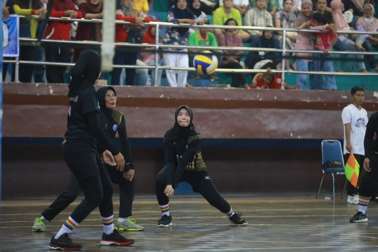 Foto 2 dari 13: Tutup Turnamen Bola Voli Antar Kelurahan, Wali Kota Bari Apresiasi Kepada Para Pemenang