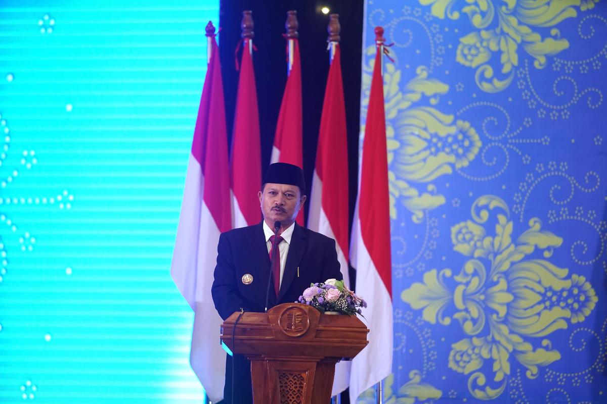 Foto 2 dari 9: Jadi Lulusan Perdana Program Studi S3 Doktor Administrasi Publik, Wali Kota Dapat Penghargaan dari UT Surabaya