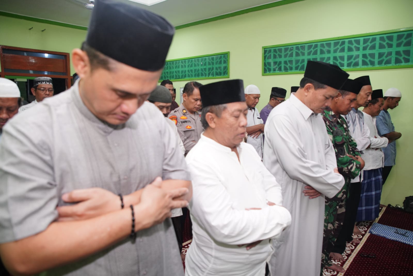 Foto 5 dari 10: Salat Isya di Masjid Al Falah, Wali Kota Juga Sampaikan Program Pembangunan Kepada Jemaah
