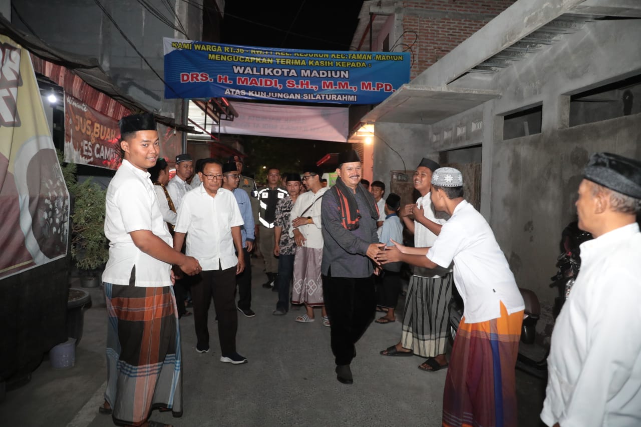 Foto 10 dari 10: Shalat Isya Berjamaah Di Masjid Al Ikhlas, Wali Kota Ajak Masyarakat Jaga Kerukunan