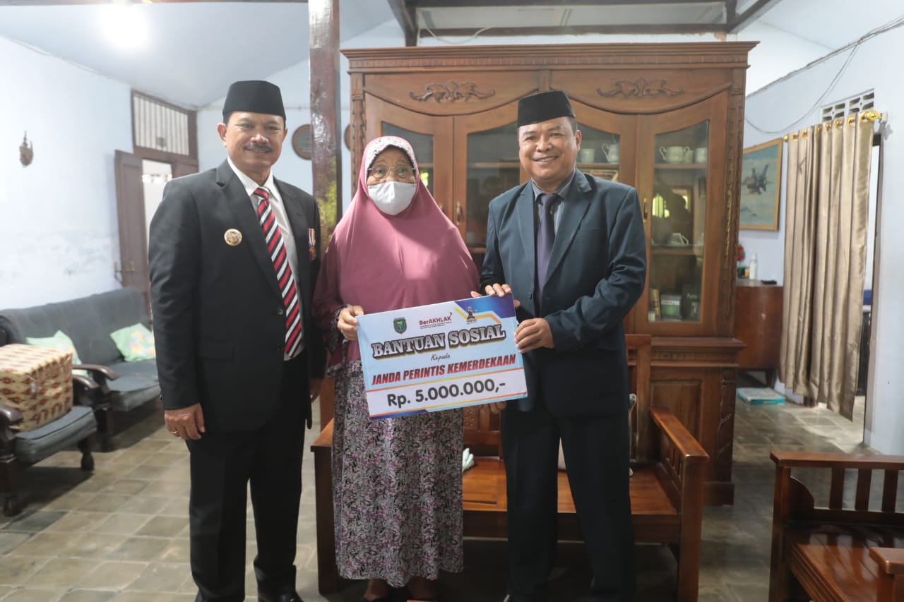 Foto 2 dari 3: Bentuk Penghormatan Bagi Pahlawan Negeri, Wali Kota Salurkan Tali Asih Bagi Janda Perintis