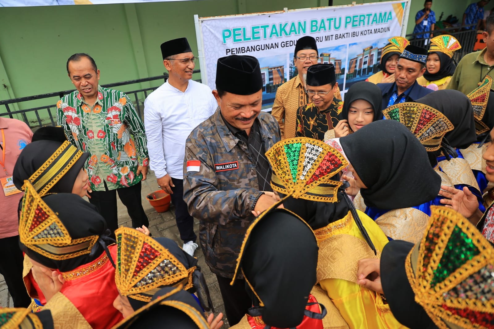 Foto 6 dari 9: Peletakan Batu Pertama Pembangunan Gedung Baru MIT Bakti Ibu, Wali Kota Beri Apresiasi Perkembangan Pesat Yayasan