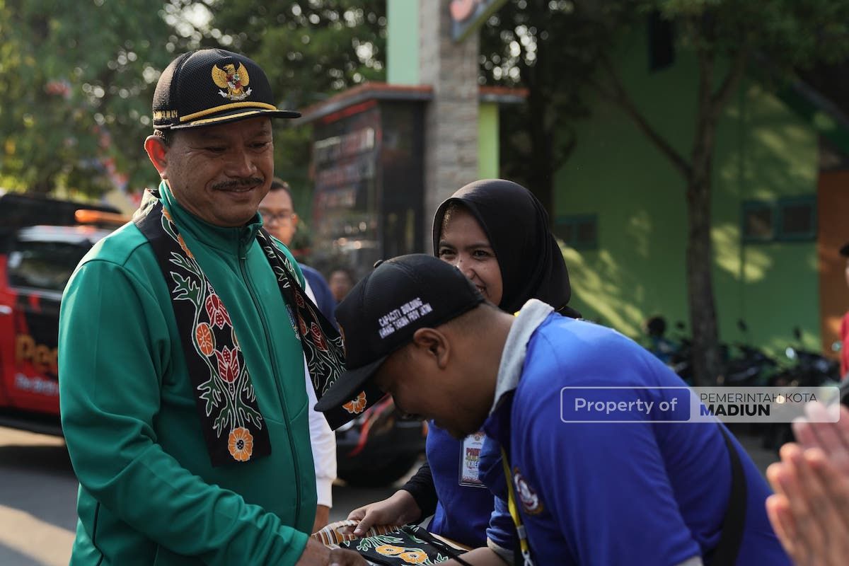 Foto 9 dari 9: Wali Kota Berangkatkan Jalan Sehat Warga Nambangan Kidul