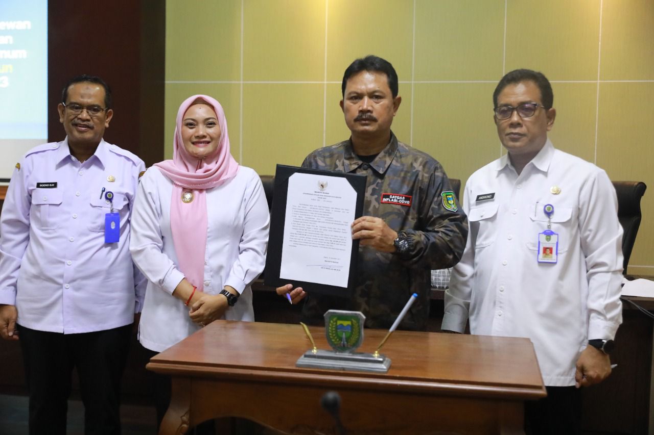 Foto 2 dari 7: Wali Kota Teken Usulan Kenaikan UMK Kota Madiun 2023