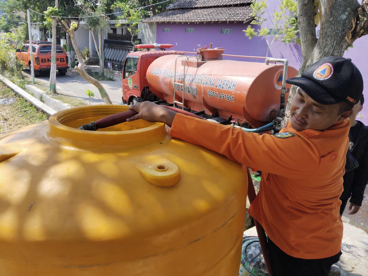 Foto utama berita: Bantu Penuhi Kebutuhan Air Bersih, BPBD Terjunkan Dua Truk Tangki Di Tawangrejo Dan Kelun