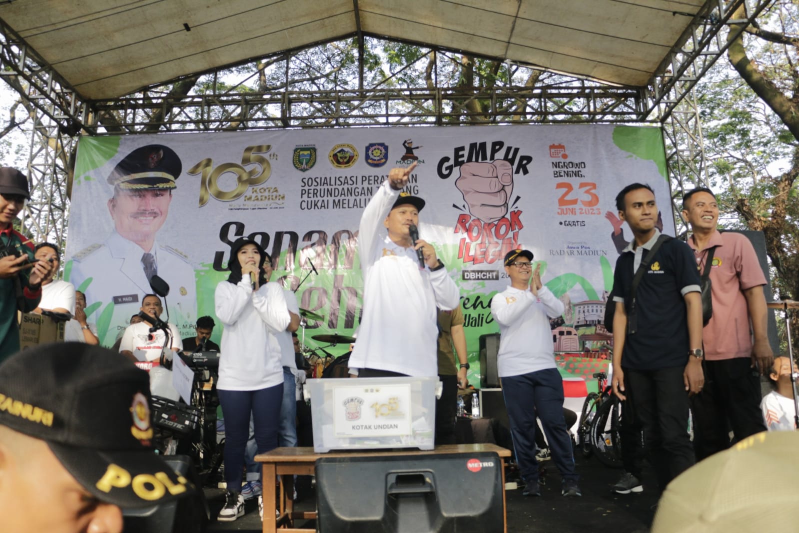 Foto utama berita: Gelar Senam Bersama Satlinmas, Wali Kota : Satlinmas Harus Sehat