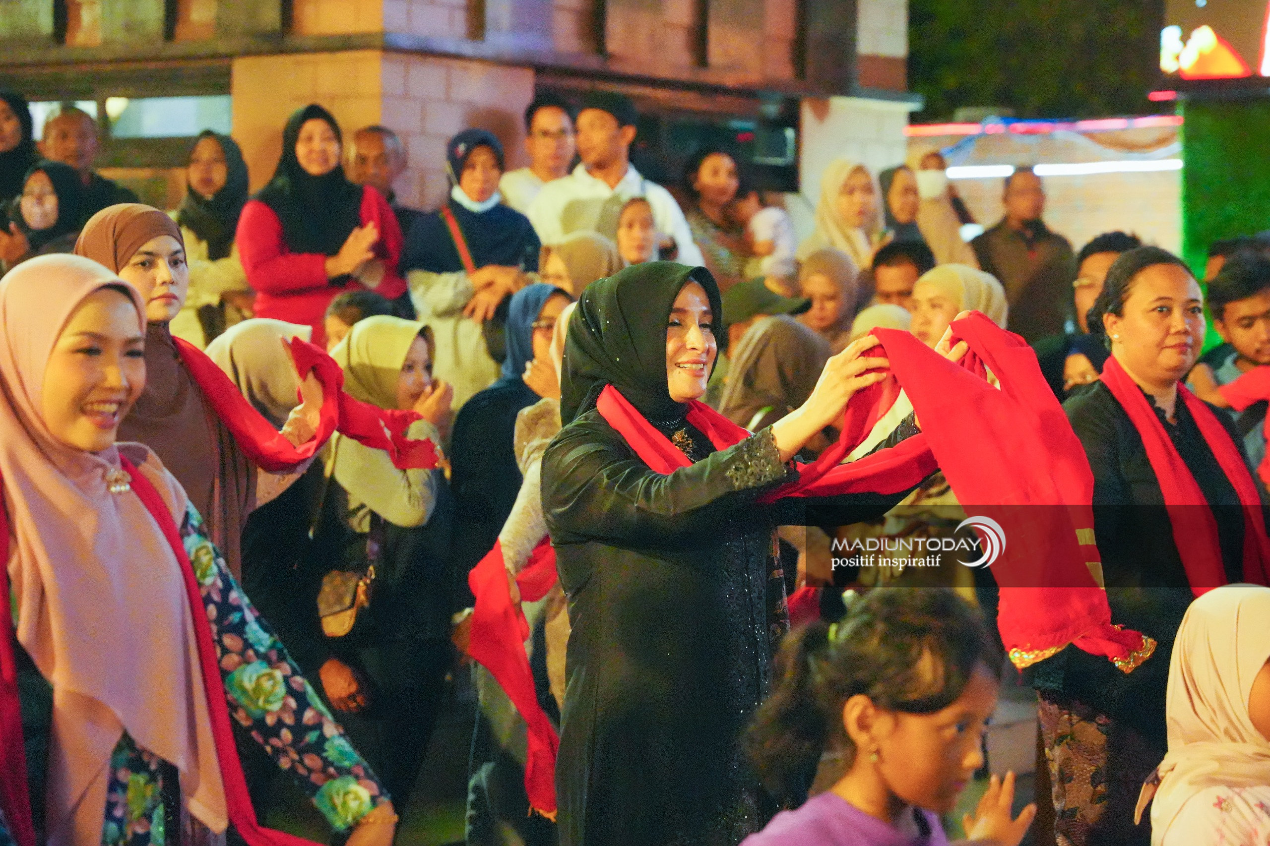 Foto 9 dari 11: Madiun Menari Pukau Wawali Pekalongan: Madiun Luar Biasa!