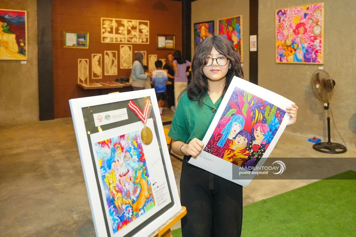 Foto utama berita: Gelar Pameran Tunggal Seni Lukis, Joyce Zerlina Ingin Tularkan Semangat Positif Bagi Generasi Muda