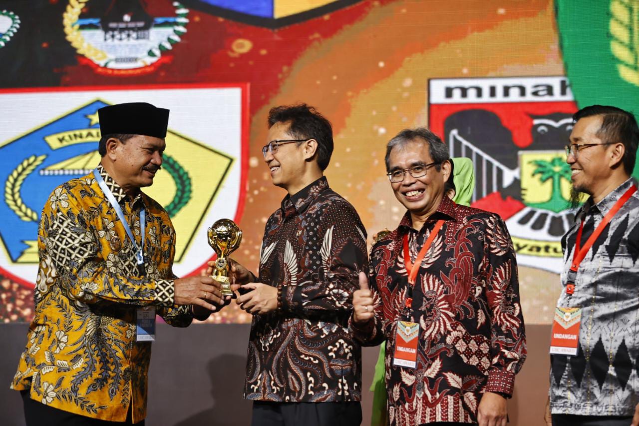 Foto 2 dari 8: Beri Jaminan Kesehatan Masyarakat Secara Menyeluruh, Pemkot Raih Penghargaan UHC dari Pusat