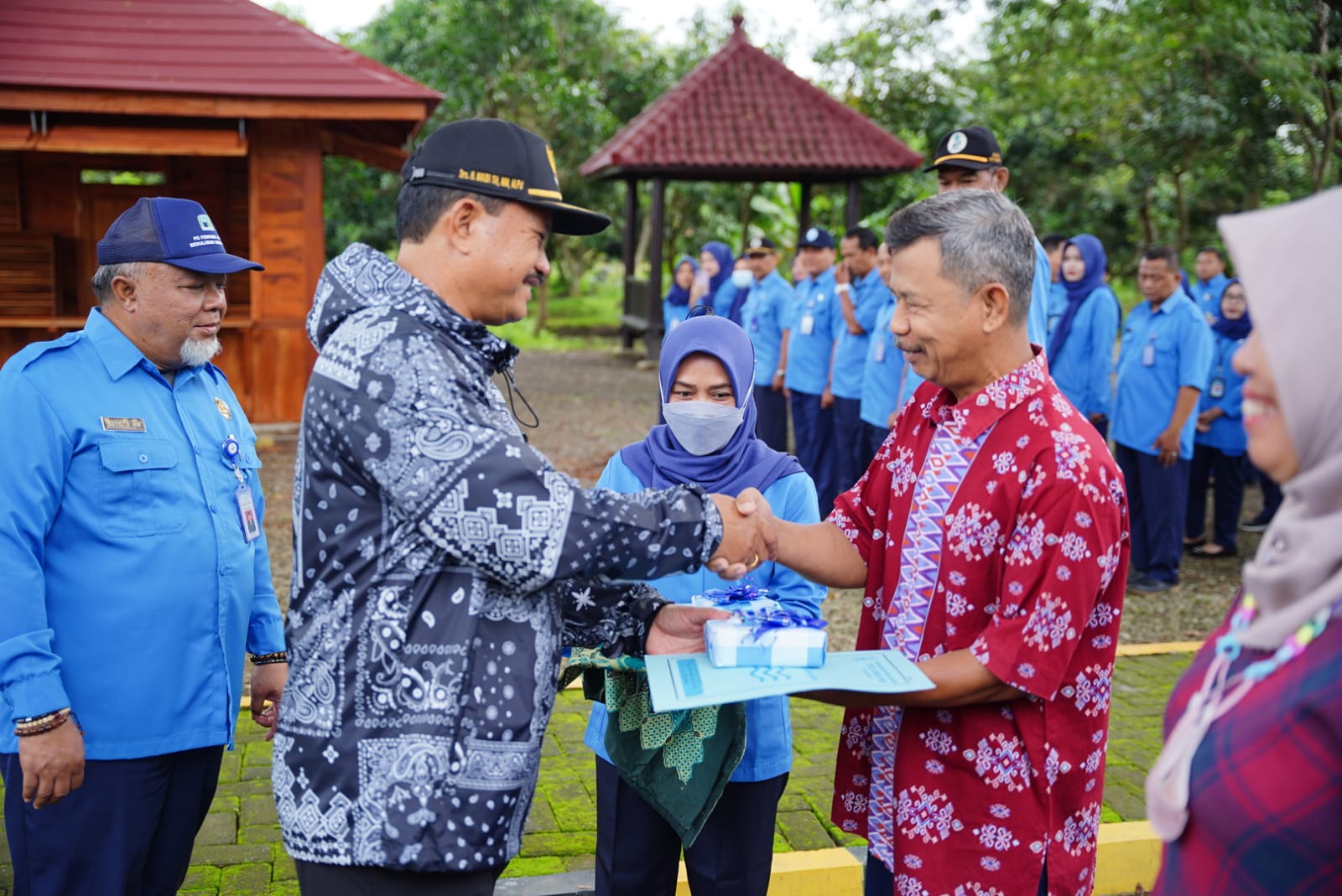Foto utama berita: Serahkan SK Pensiun Kepada Pegawai PDAM, Wali Kota Pesan Pensiunan Tetap Produktif