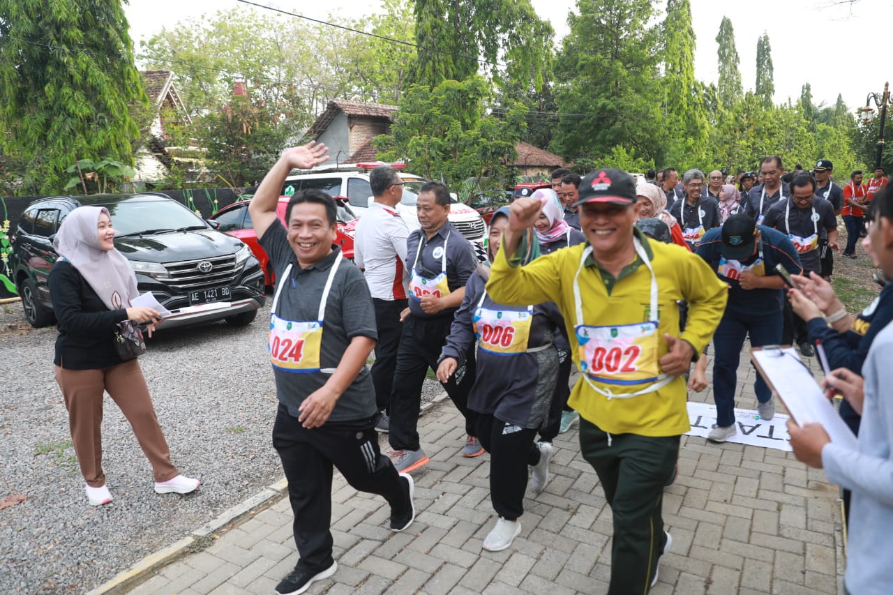 Foto 5 dari 10: Pegawai BUMD Lakukan Tes Kebugaran, Wali Kota Sebut Pelayanan Hanya Bisa Optimal Kalau Pegawai Sehat