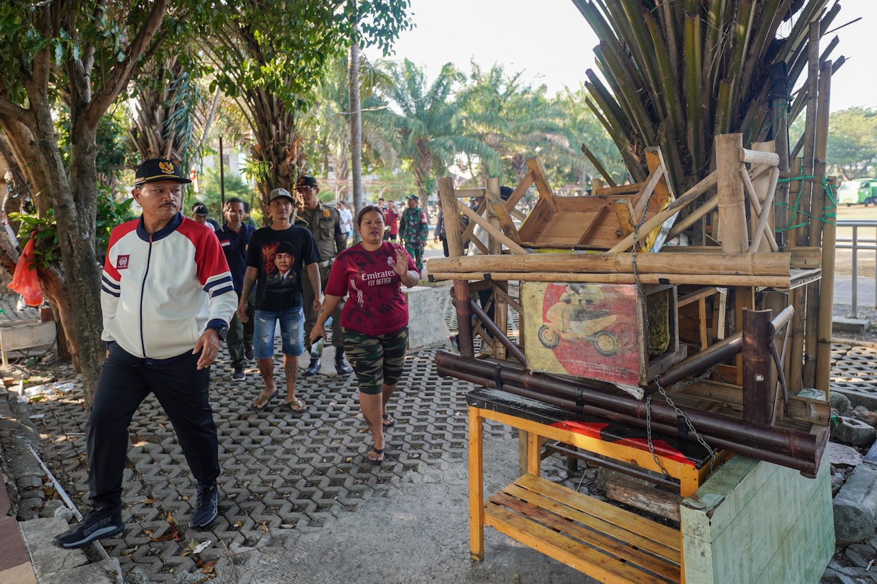 Foto 1 dari 8: Lapangan Gulun Dibersihkan, Libatkan 150 Petugas Gabungan Hingga Pedagang