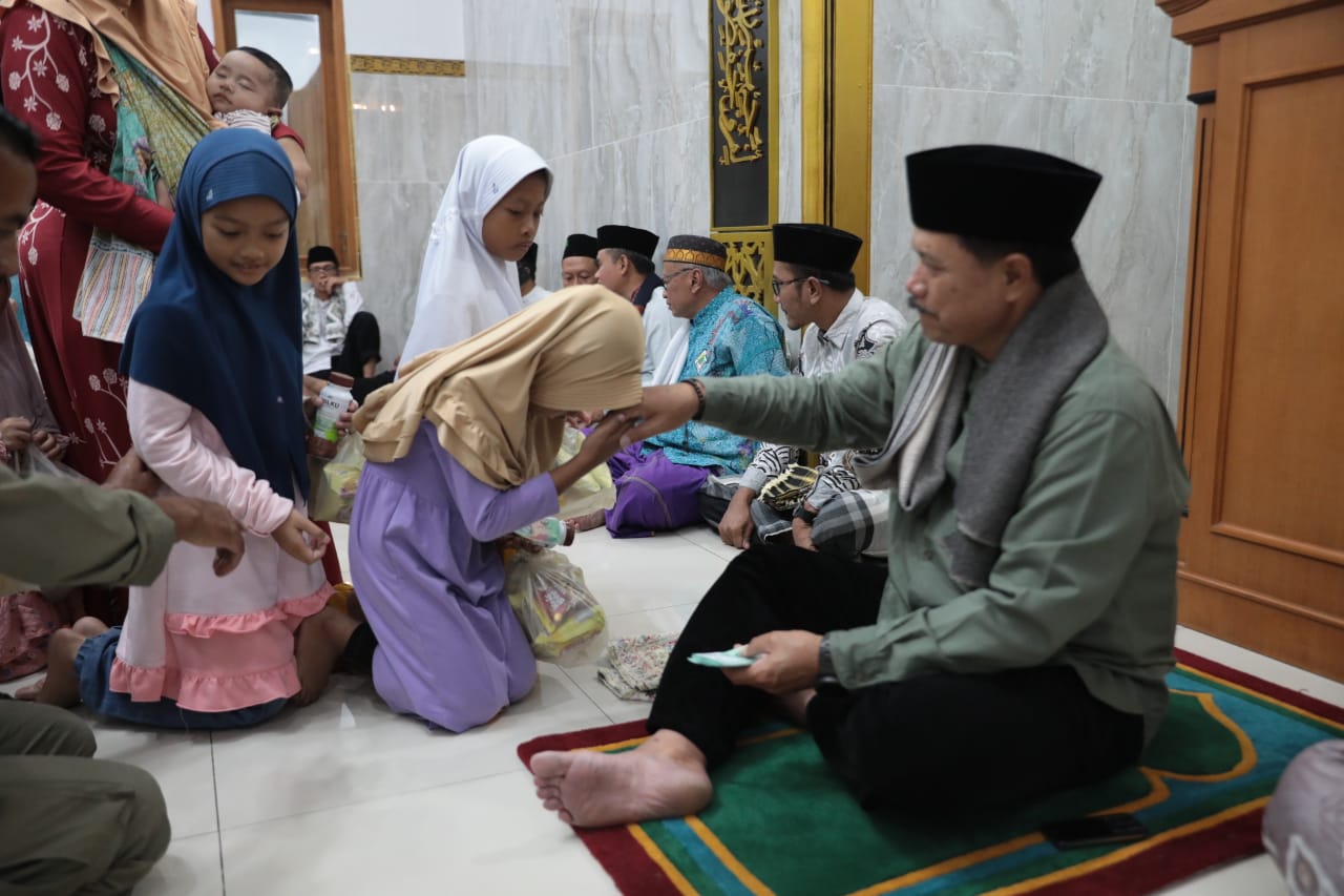 Foto 5 dari 11: Salat Isya di Masjid Al-A’raaf Janursari Kelurahan Manisrejo, Wali Kota Salurkan Bantuan Sekaligus Sampaikan Progres Pembangunan