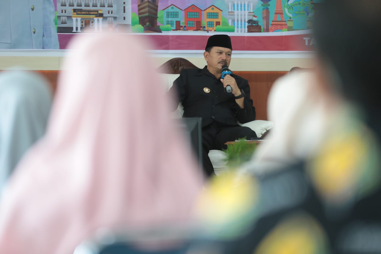Foto 7 dari 10: Pembinaan Pegawai Dukcapil, Wali Kota: Dukcapil Pelayanannya Bukan Jam Kerja, Tetapi Hasil Kerja