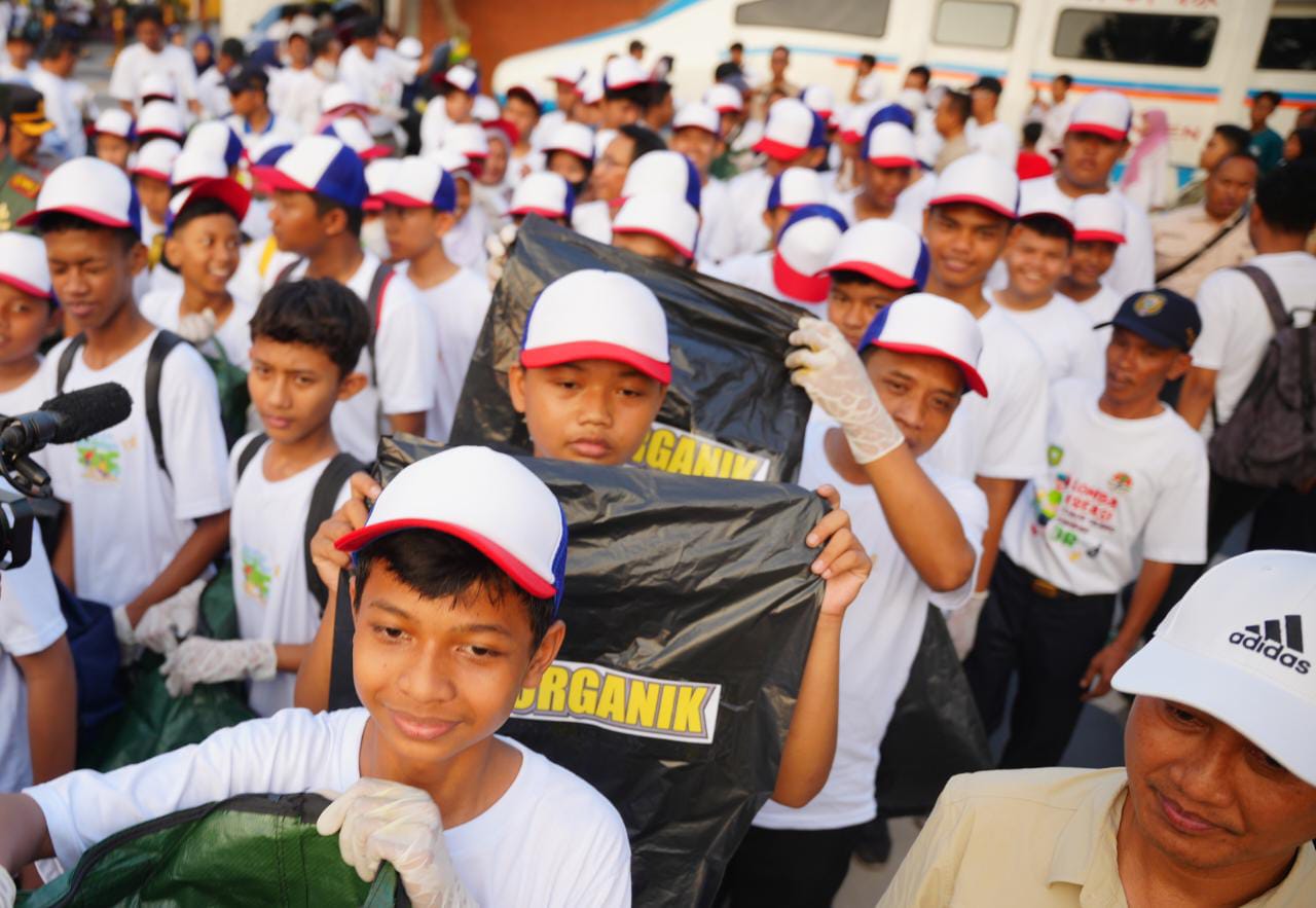 Foto 1 dari 6: Ada Aksi Pungut Sampah Bersama 105 Pelajar Dalam Peringatan Hari Jadi, Wali Kota Beri Apresiasi