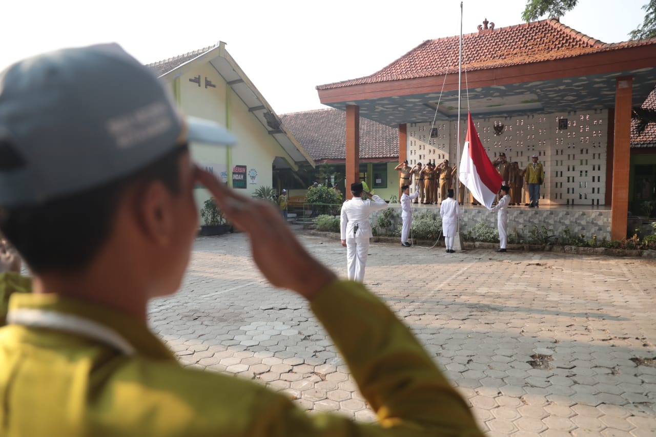 Foto 3 dari 13: Jadi Pembina Apel di SMAN 4 Kota Madiun, Wali Kota Pesan Jaga Diri dan Disiplin dalam Belajar