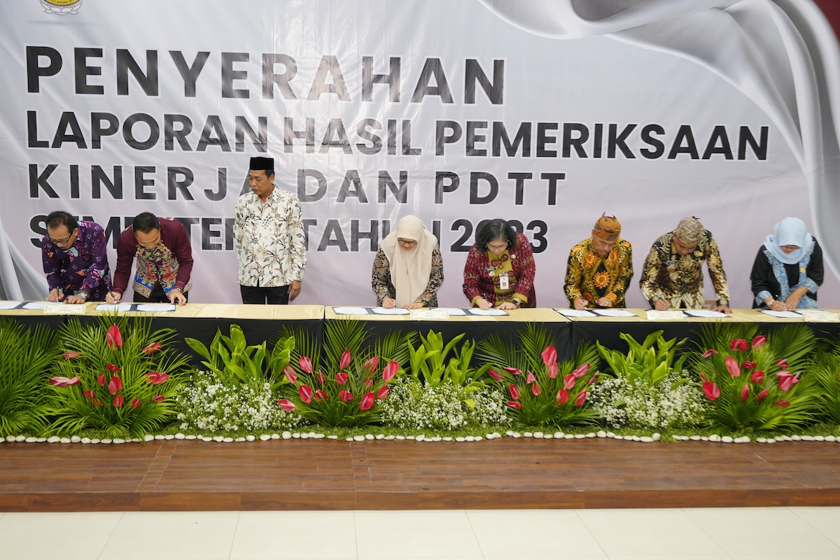 Foto 2 dari 4: Serahkan Hasil Pemeriksaan BPK, Pemkot Madiun Segera Tindaklanjuti Rekomendasi Perbaikan