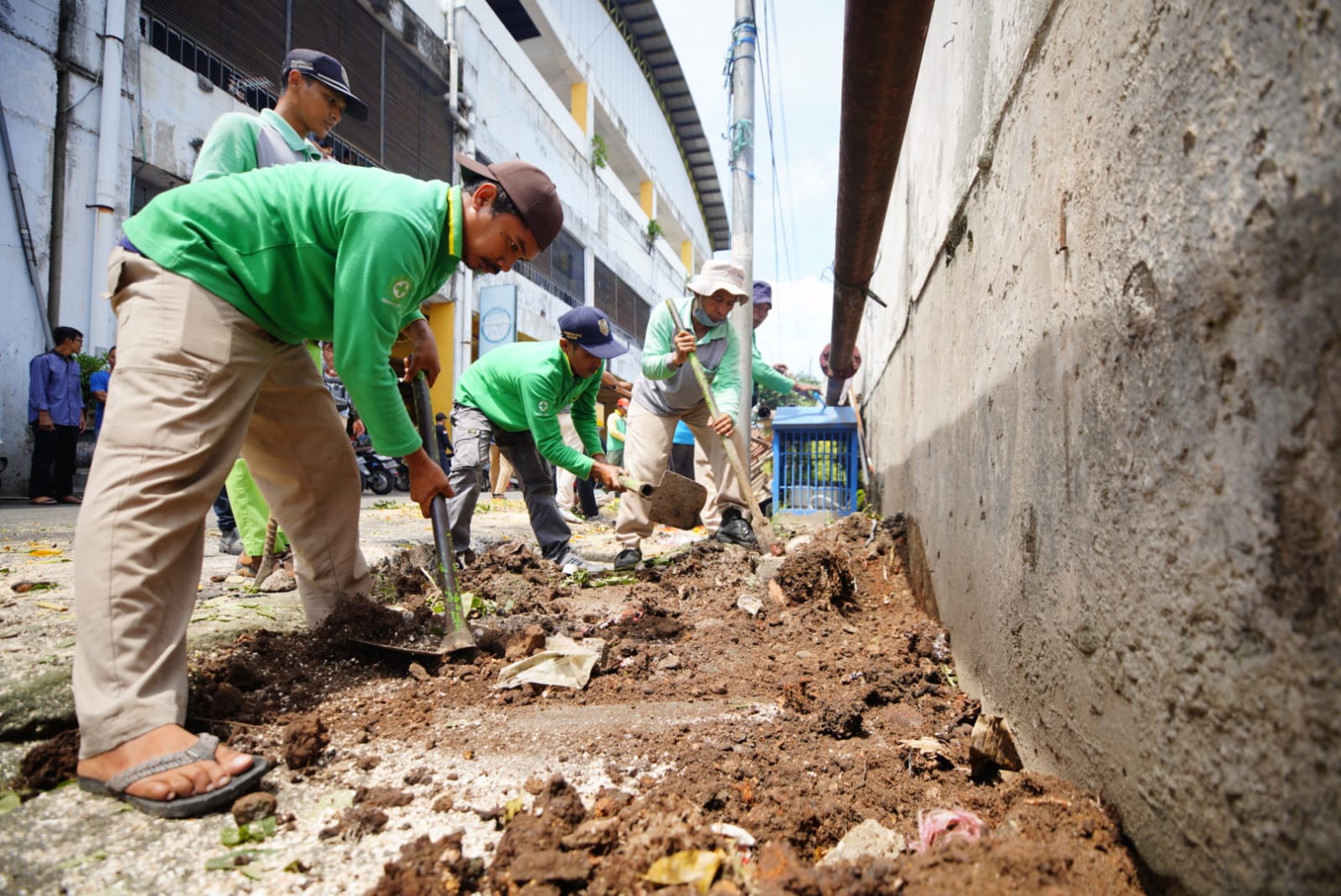 Foto 1 dari 7: Tingkatkan Kenyamanan Pengunjung, Wali Kota Gelar Kerja Bakti Di Pasar Besar