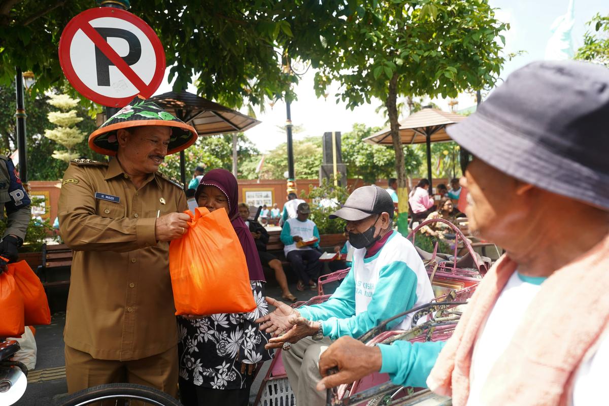 Foto 4 dari 8: Serunya Peringatan Hari Peduli Sampah di Kota Madiun, Wali Kota Salurkan Sembako Hingga Makan Bersama Petugas Penyapu Jalan dan Penarik Gerobak Sampah