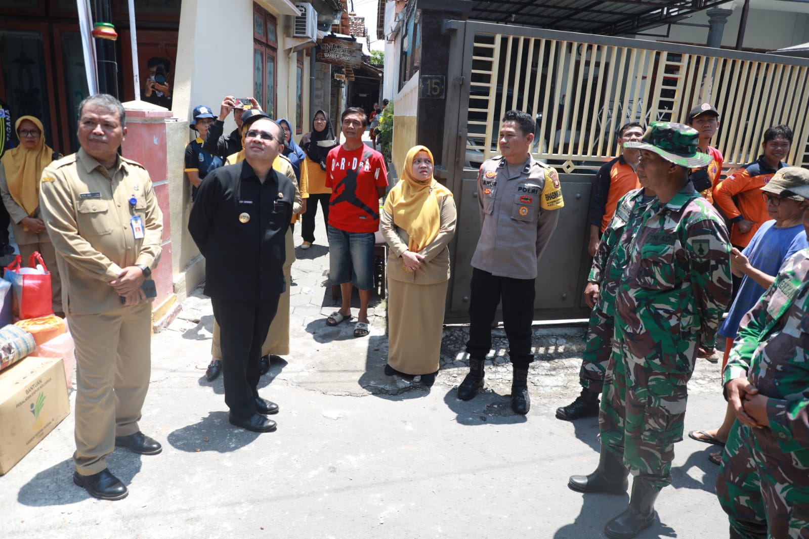 Foto 6 dari 11: Pj Walikota Serahkan Bantuan Kepada Korban Rumah Roboh
