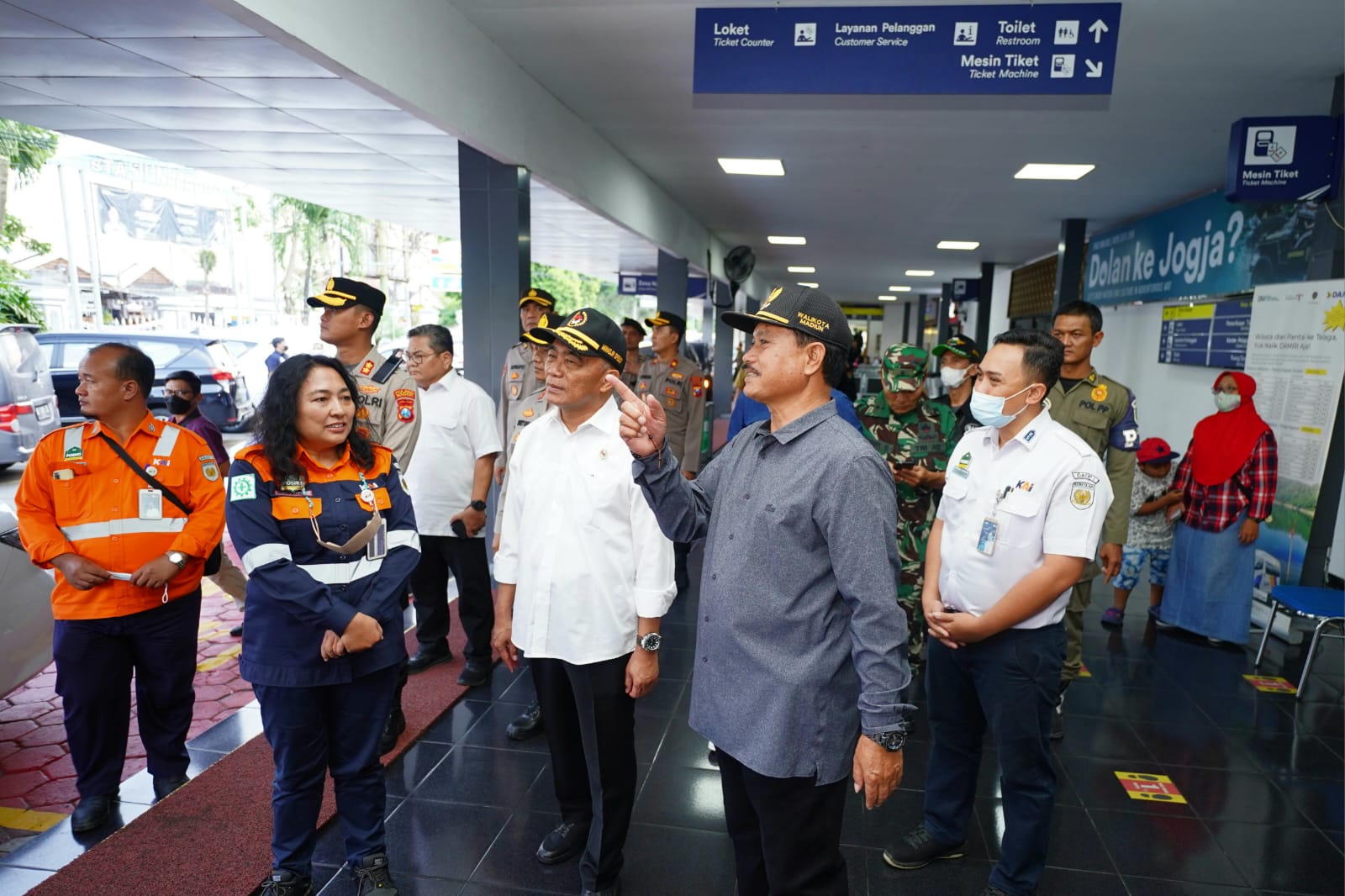 Foto 4 dari 10: Dampingi Menko PMK Tinjau Stasiun Kereta Api, Wali Kota: Ada Banyak Manfaat dari Kunjungan Pejabat Pusat