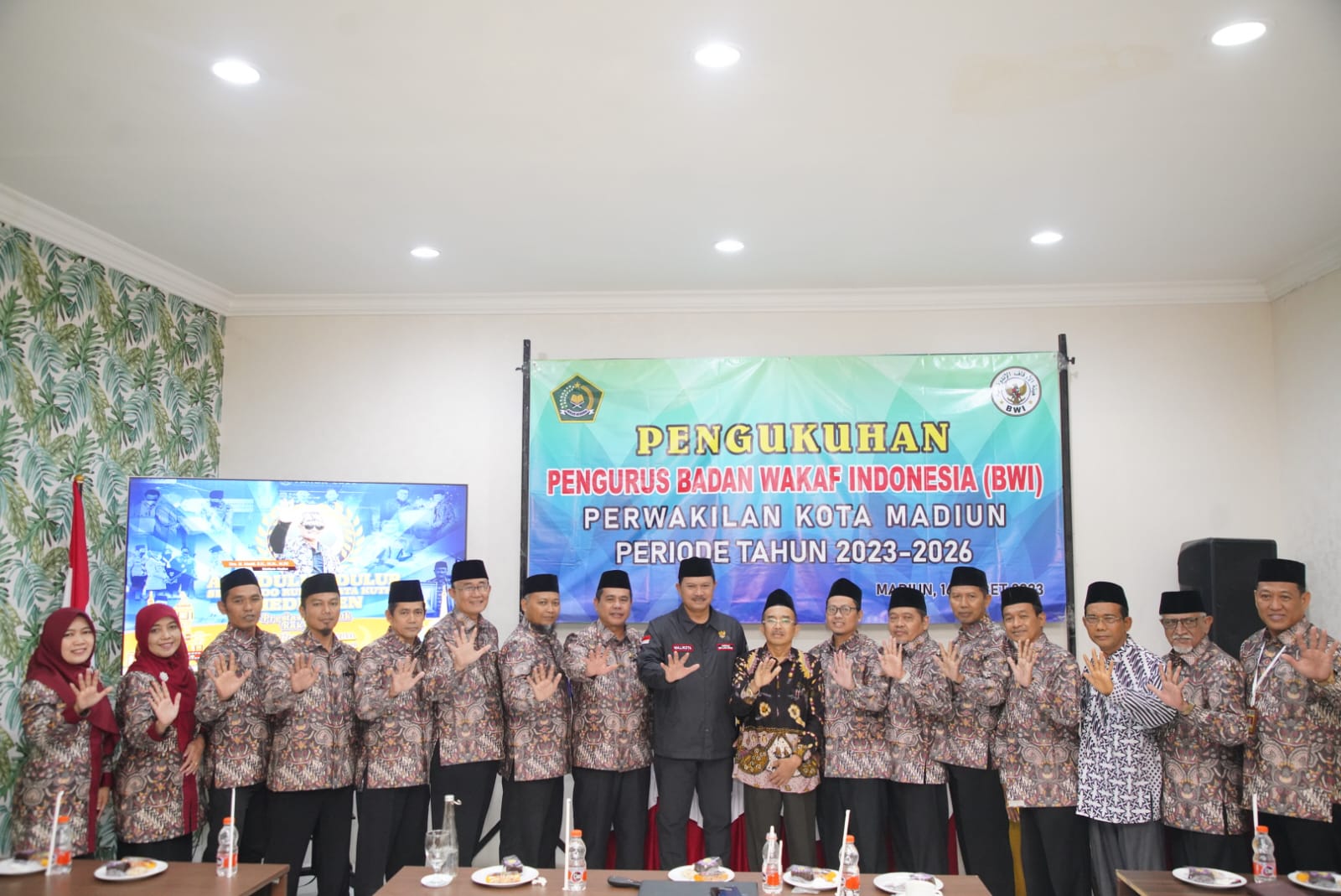 Foto 6 dari 6: Hadiri Pengukuhan Pengurus BWI Kota Madiun, Wali Kota Amanatkan Bantu Masjid yang Belum Diwakafkan