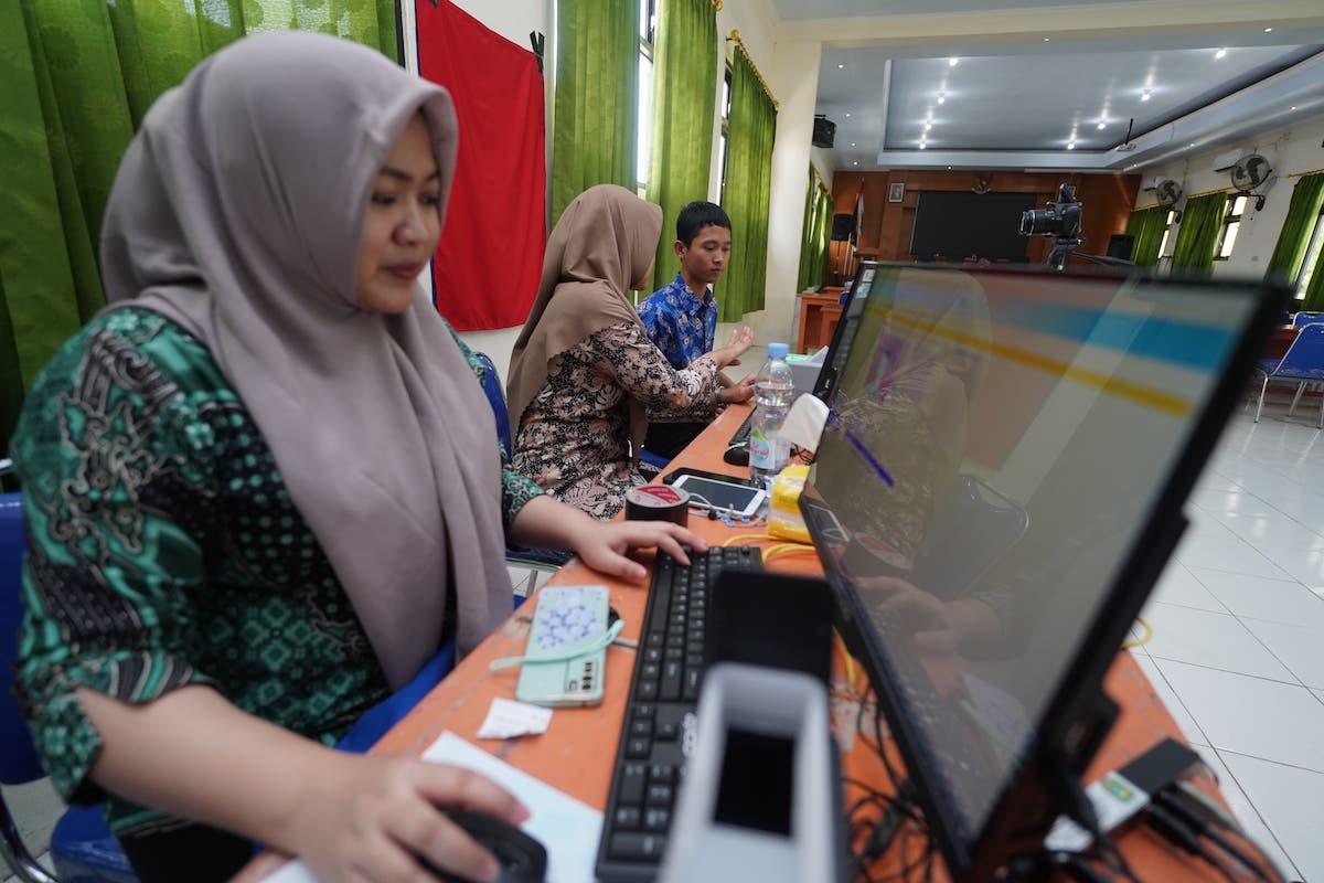 Foto 6 dari 9: Agar Pemilih Pemula Bisa Salurkan Hak Suaranya, Dukcapil Rekam E-KTP Jemput Bola