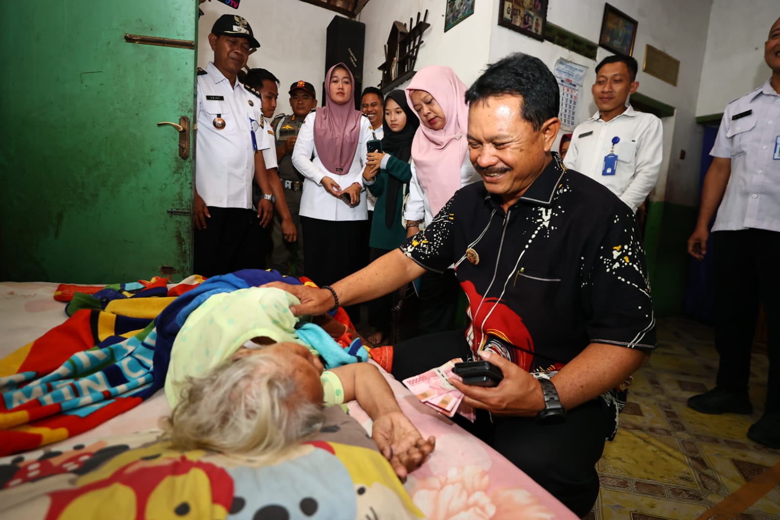 Foto 2 dari 6: Tinjau Keluarga Disabilitas di Patihan, Wali Kota Serahkan Bantuan Laptop dan Beri Santunan Lansia Ngebrok Rp 2 Juta