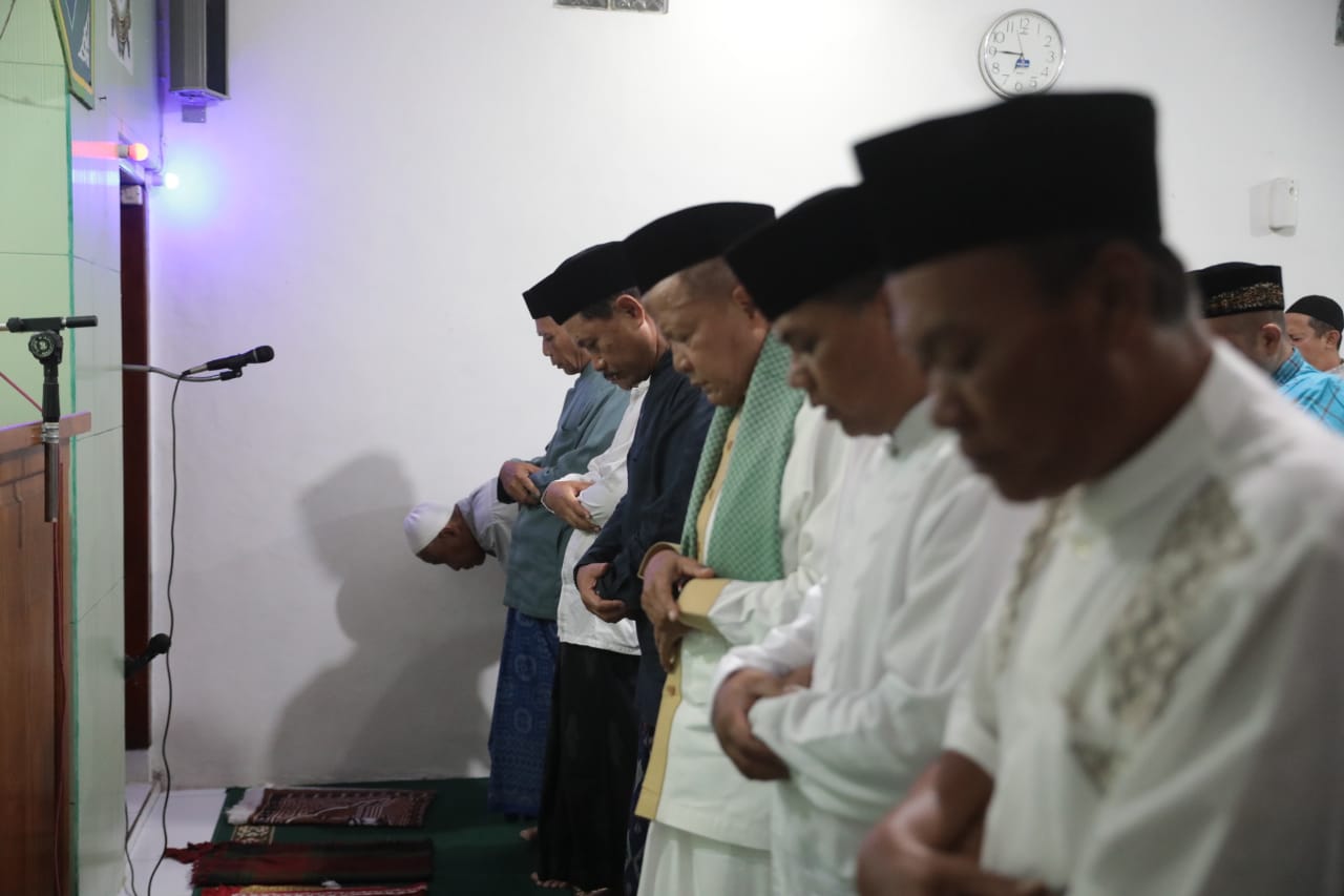 Foto 13 dari 15: Masjid Suhud Rohman Dapat Bantuan Rp 25 Juta, Jamaah Juga dapat Bantuan Sembako, Minyak, dan Santunan