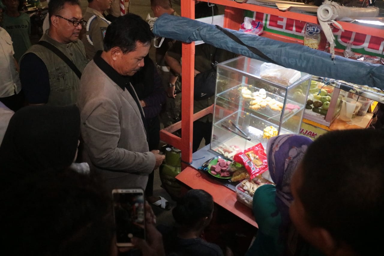 Foto 8 dari 16: Tak Hanya Beri Hiburan, Wali Kota Juga Salurkan Bantuan dan Borong Jajan untuk Dibagikan Saat Pagelaran Wayang
