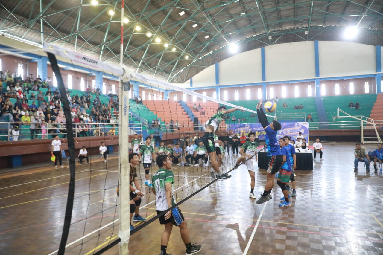 Foto 6 dari 13: Tutup Turnamen Bola Voli Antar Kelurahan, Wali Kota Bari Apresiasi Kepada Para Pemenang