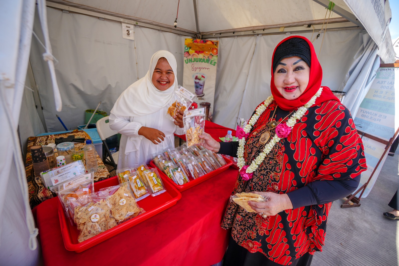 Foto utama berita: Keliling Lapak UMKM di PRC, Dewi Motik: Luar Biasa