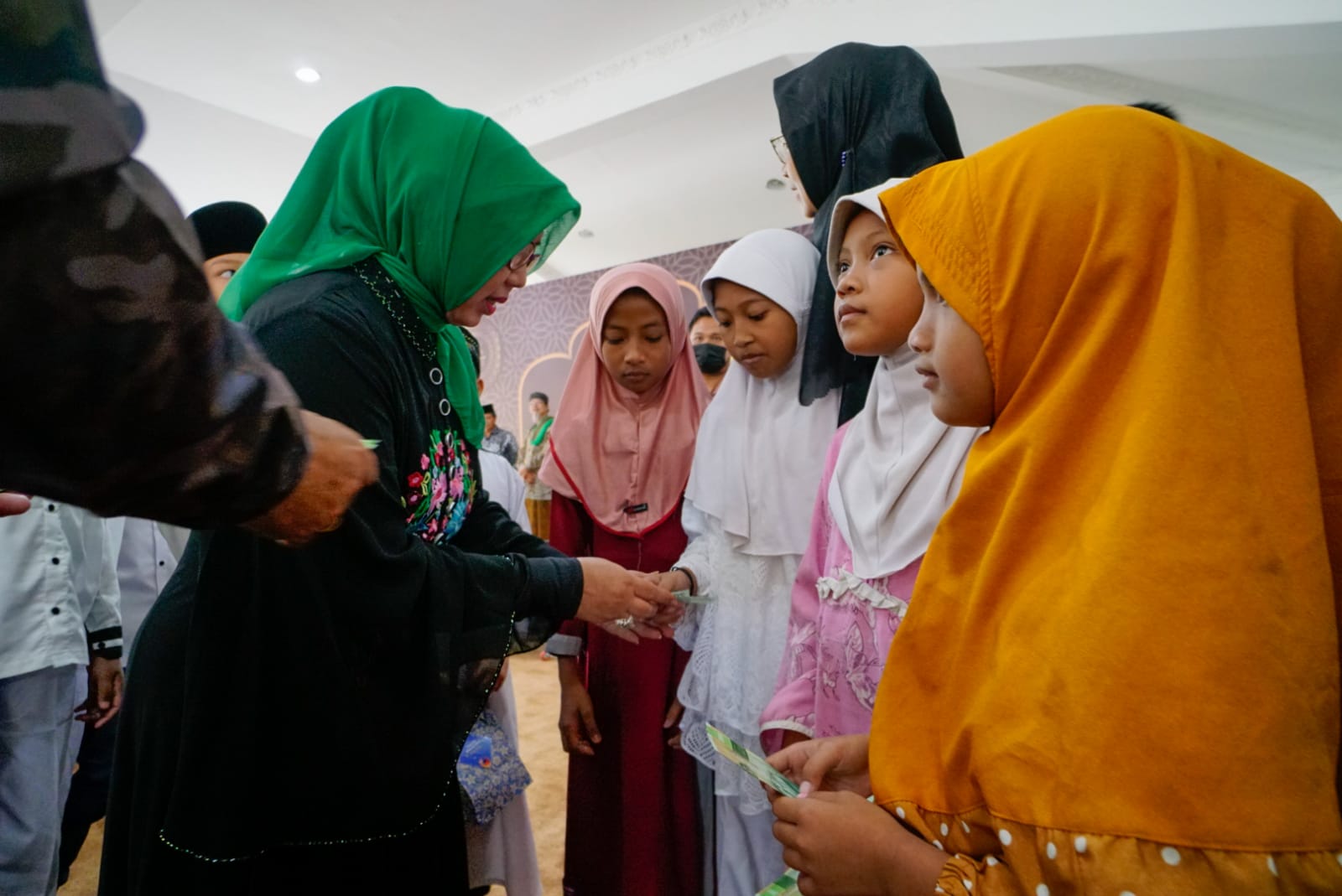 Foto 14 dari 16: Berbagi Kebahagiaan Dengan Anak Yatim, Wali Kota Ajak Keliling Naik Elcito