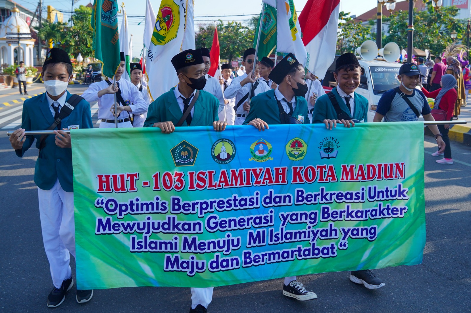 Foto 2 dari 10: Peringati HUT ke 103, Islamiyah Gelar Jalan Santai Hingga Market Day