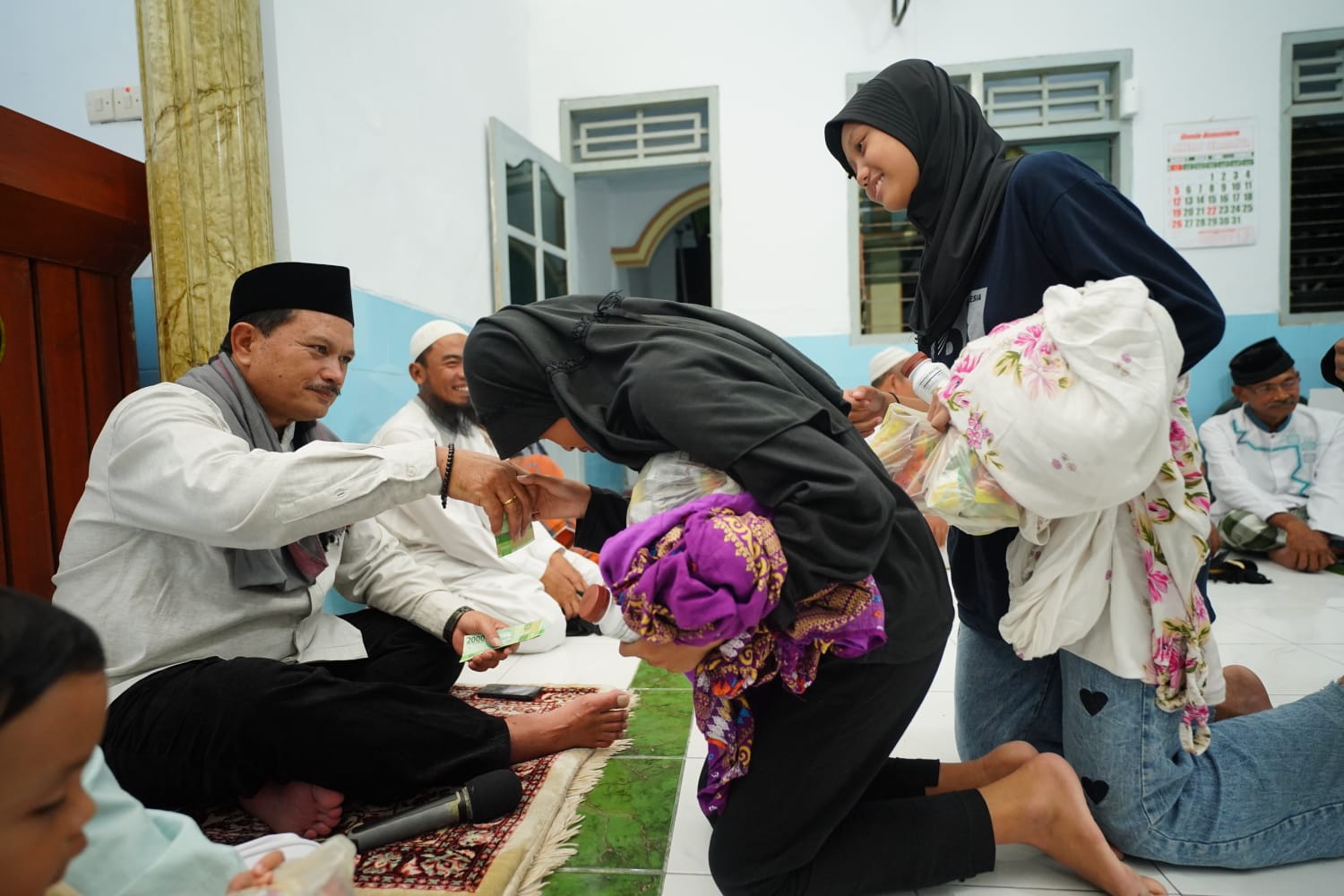 Foto 10 dari 10: Salat Isya di Masjid Miftahul Huda, Wali Kota Ajak Jamaah Bangun Nuansa Religi Jelang Puasa