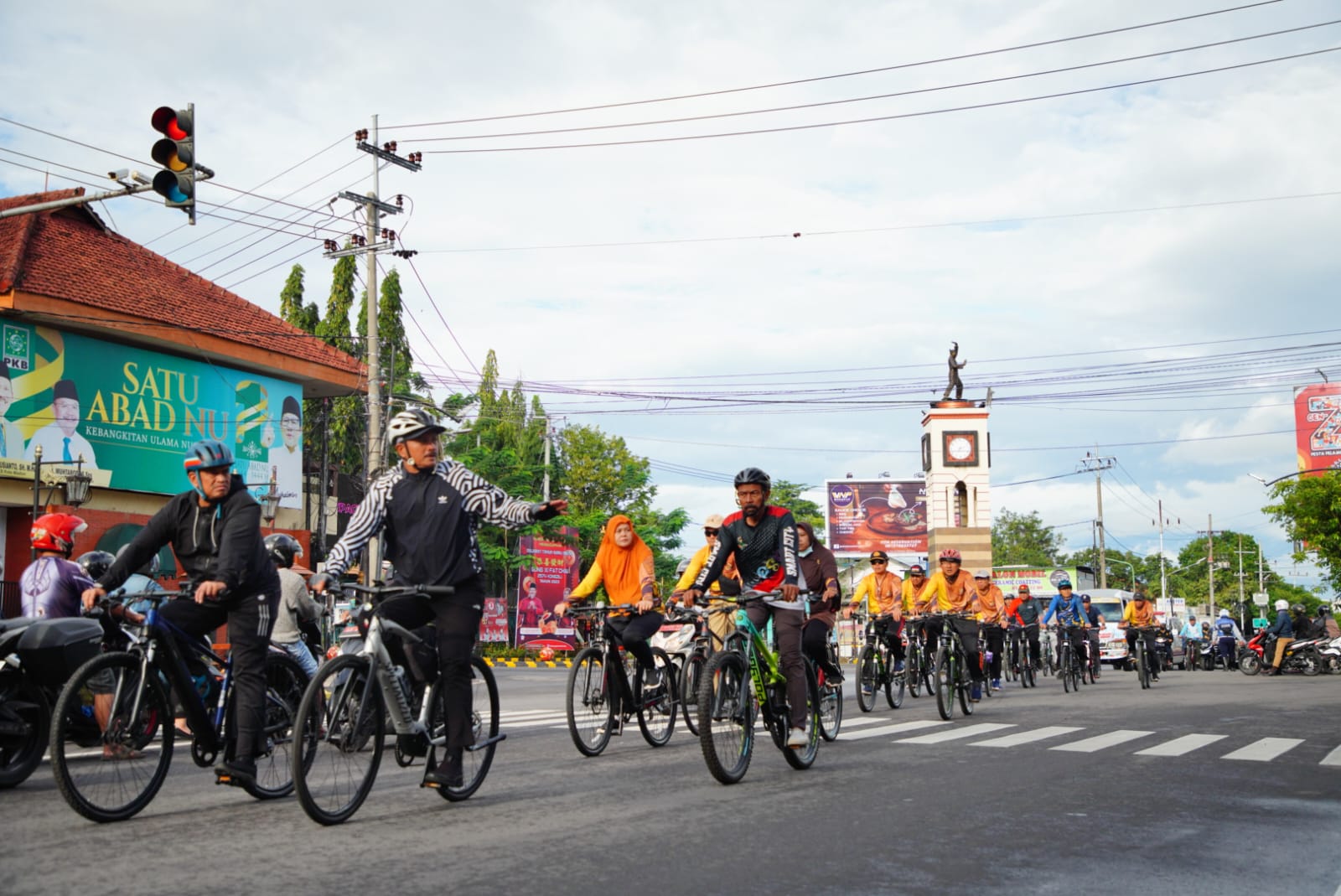 Foto utama berita: Gowes Tiga Kelurahan, Wali Kota Cek Usulan Pembangunan 2024