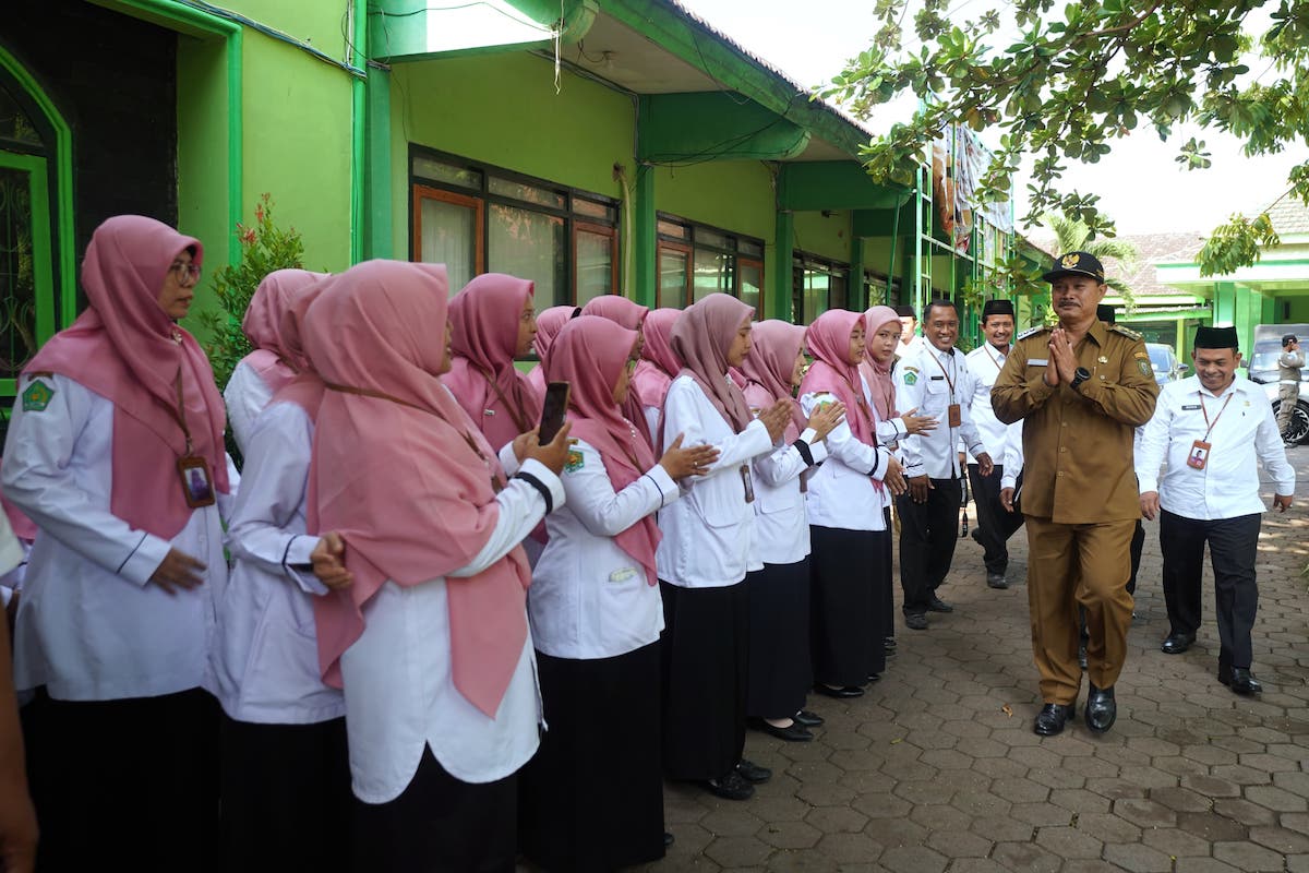 Foto 8 dari 9: Jadi Pembina Upacara di MAN 2, Wali Kota: Siswa MAN Itu Akademiknya Dapat, Doanya Juga Dapat